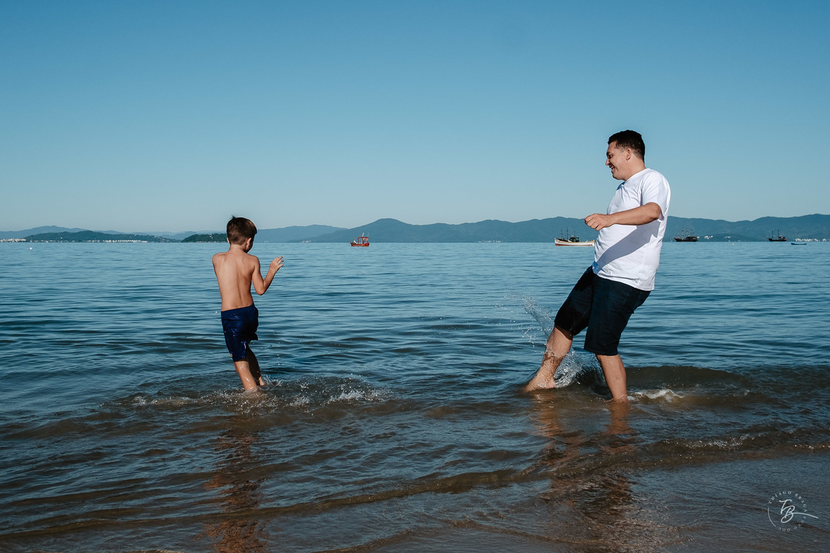 ensaio lifestyle de família na praia de ponta das canas em Florianópolis-SC por Thiago Braga.