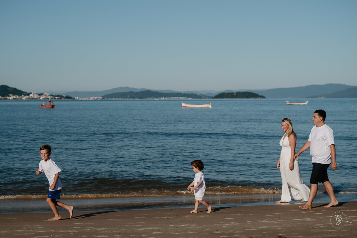 ensaio lifestyle de família na praia de ponta das canas em Florianópolis-SC por Thiago Braga.