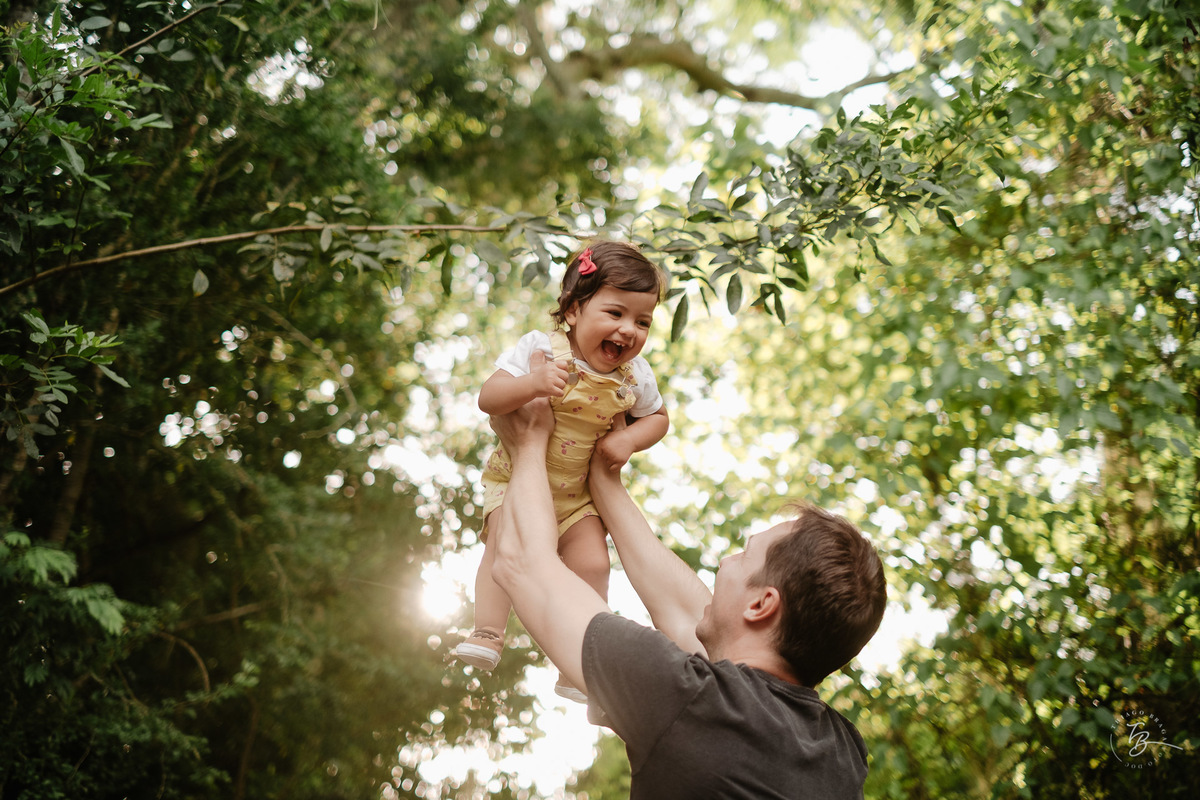 ensaio de acompanhamento do primeiro ano em fim de tarde no horto florestal do córrego Grande em Florianópolis. Por Thiago Braga fotografia.