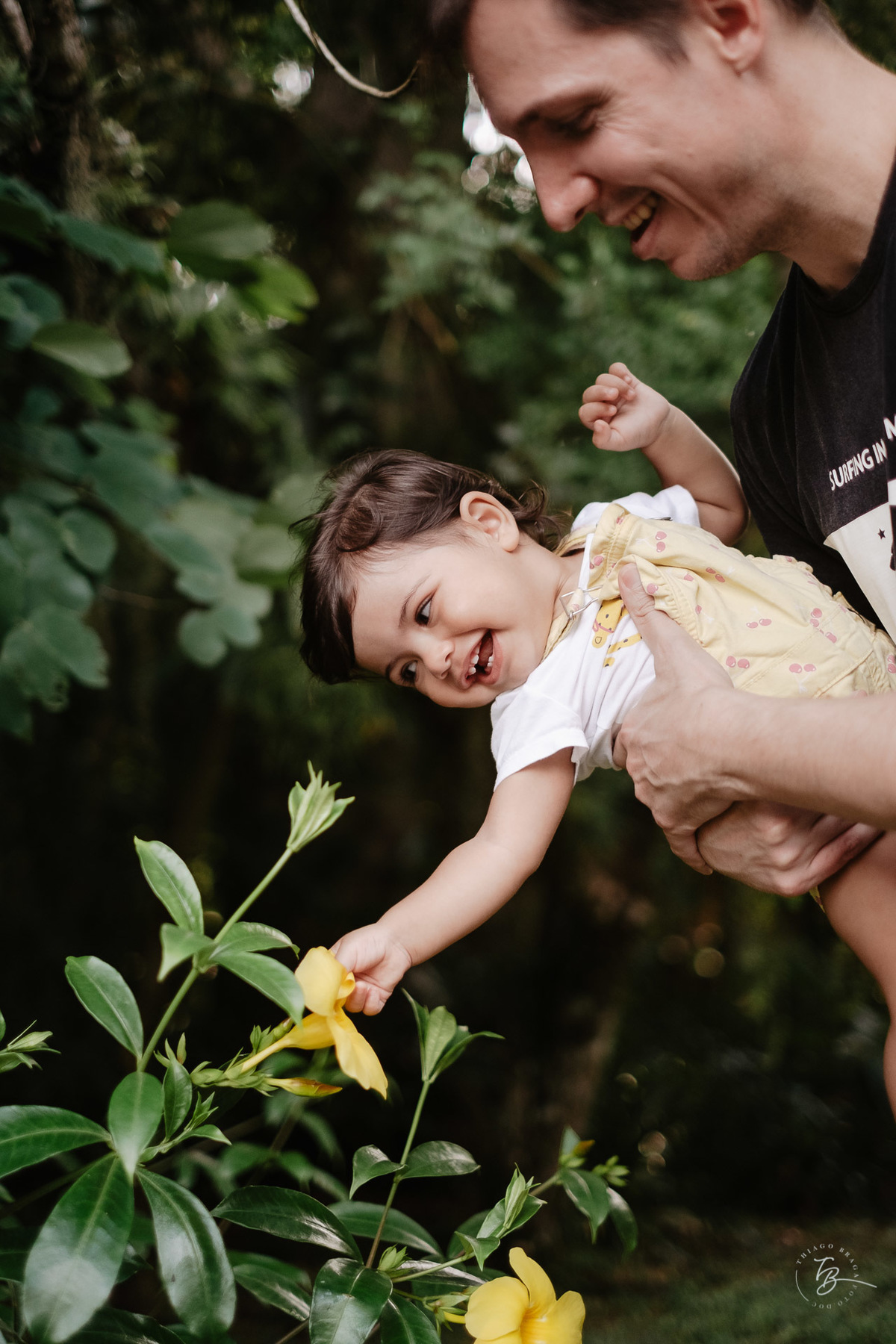 ensaio de acompanhamento do primeiro ano em fim de tarde no horto florestal do córrego Grande em Florianópolis. Por Thiago Braga fotografia.