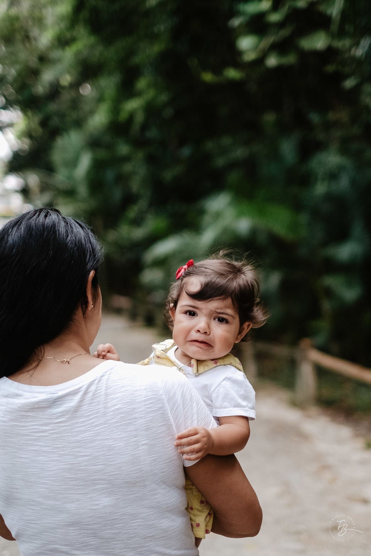 ensaio de acompanhamento do primeiro ano em fim de tarde no horto florestal do córrego Grande em Florianópolis. Por Thiago Braga fotografia.