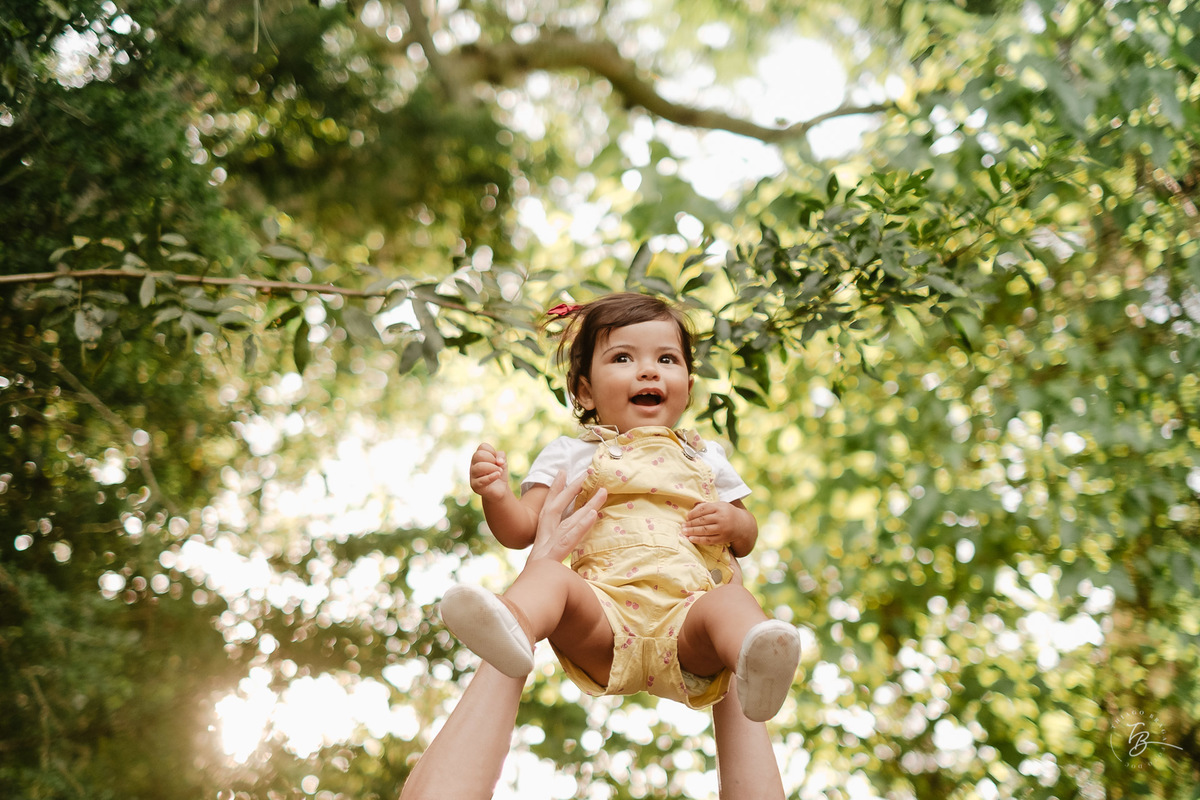 ensaio de acompanhamento do primeiro ano em fim de tarde no horto florestal do córrego Grande em Florianópolis. Por Thiago Braga fotografia.