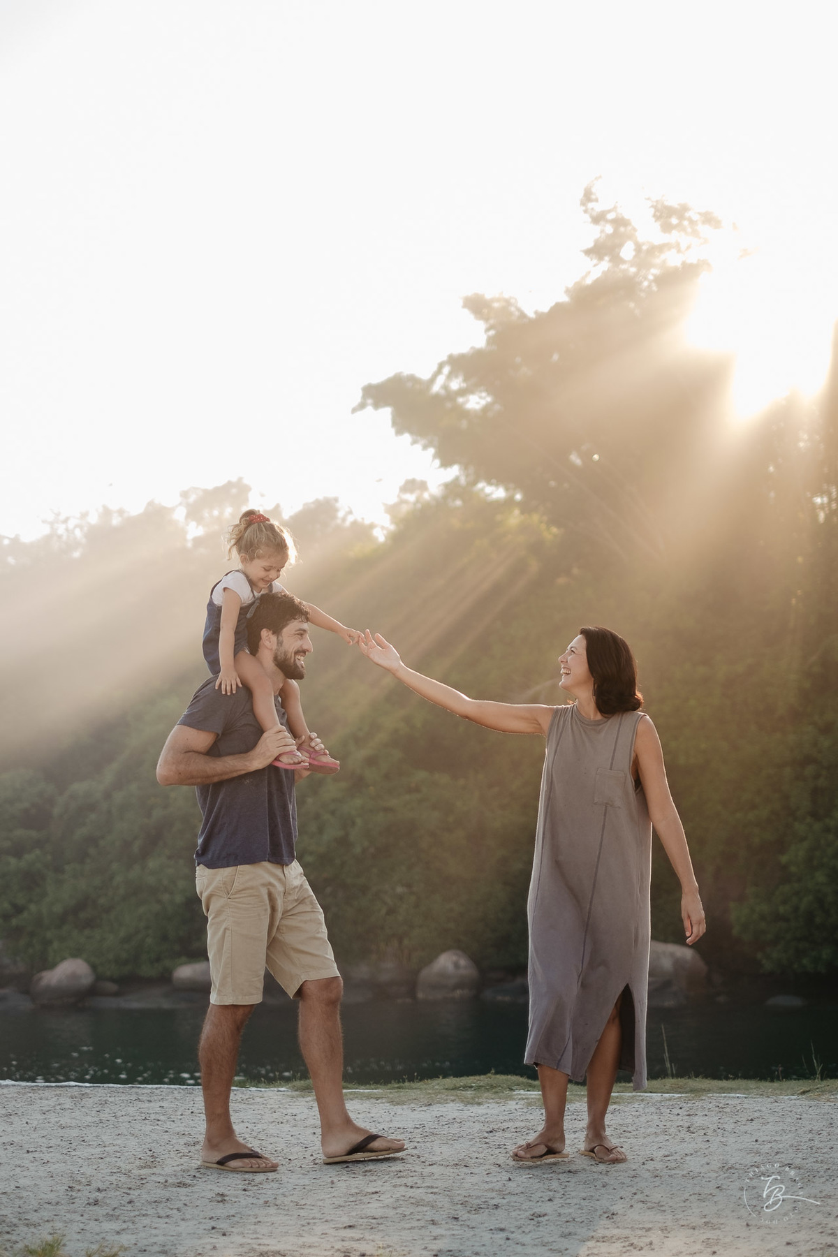Ensaio lifestyle da Família Serrão Magalhães na praia da Barra da Lagoa em Florianópolis-SC. Três Mochilas pelo mundo, fotografados por Thiago Braga. 