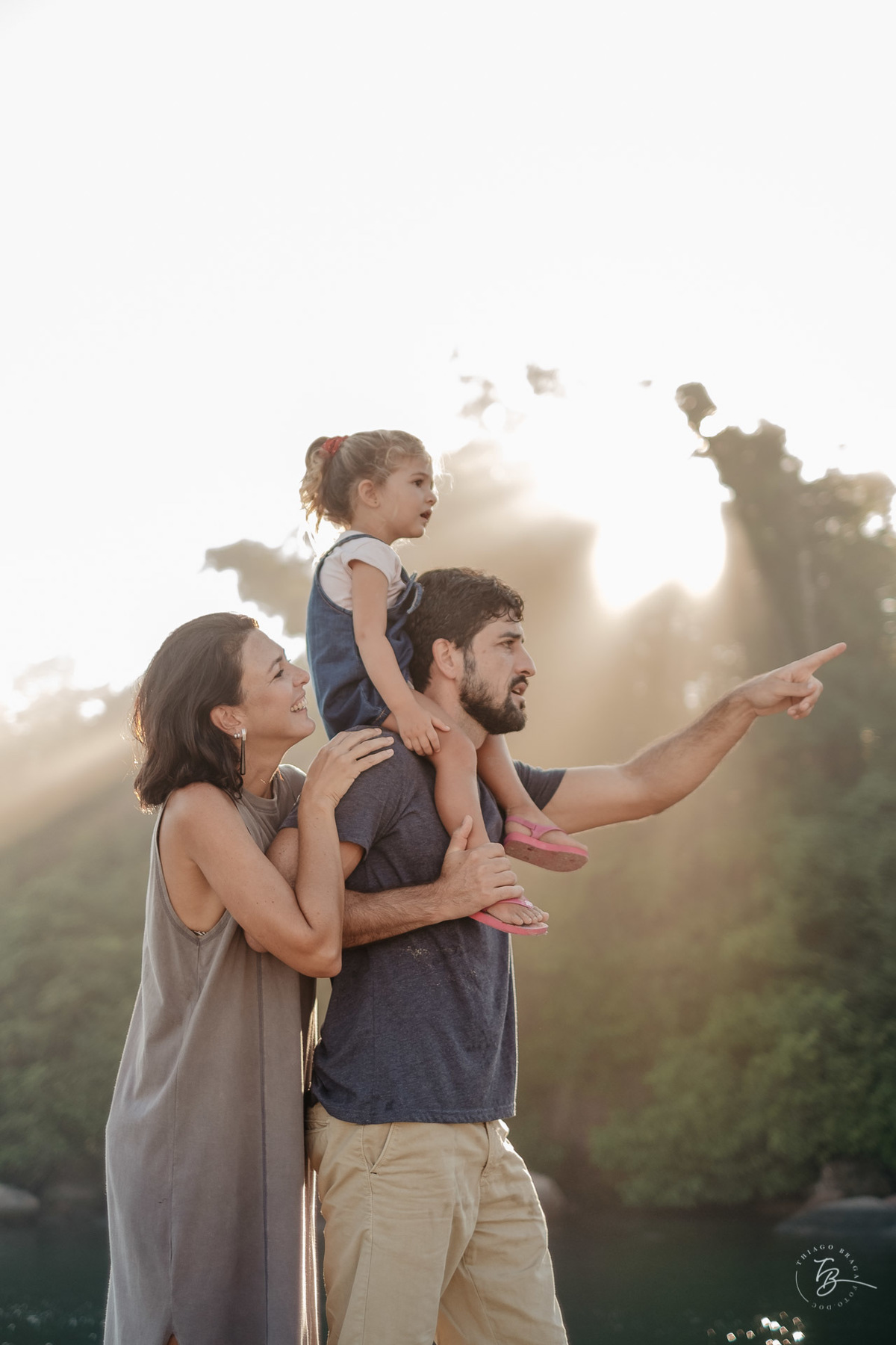Ensaio lifestyle da Família Serrão Magalhães na praia da Barra da Lagoa em Florianópolis-SC. Três Mochilas pelo mundo, fotografados por Thiago Braga. 