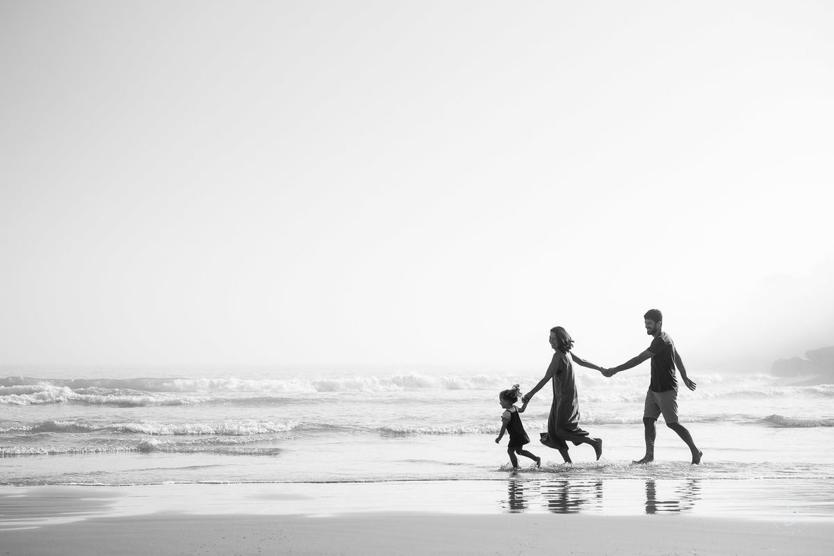 Ensaio lifestyle da Família Serrão Magalhães na praia da Barra da Lagoa em Florianópolis-SC. Três Mochilas pelo mundo, fotografados por Thiago Braga. 