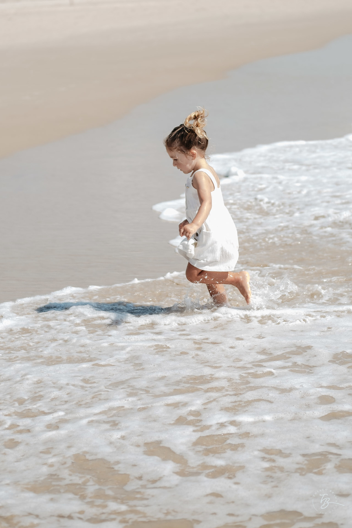 Ensaio lifestyle da Família Serrão Magalhães na praia da Barra da Lagoa em Florianópolis-SC. Três Mochilas pelo mundo, fotografados por Thiago Braga. 