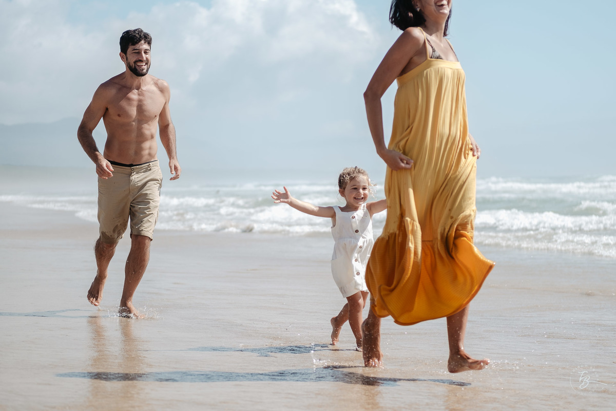 Ensaio lifestyle da Família Serrão Magalhães na praia da Barra da Lagoa em Florianópolis-SC. Três Mochilas pelo mundo, fotografados por Thiago Braga. 