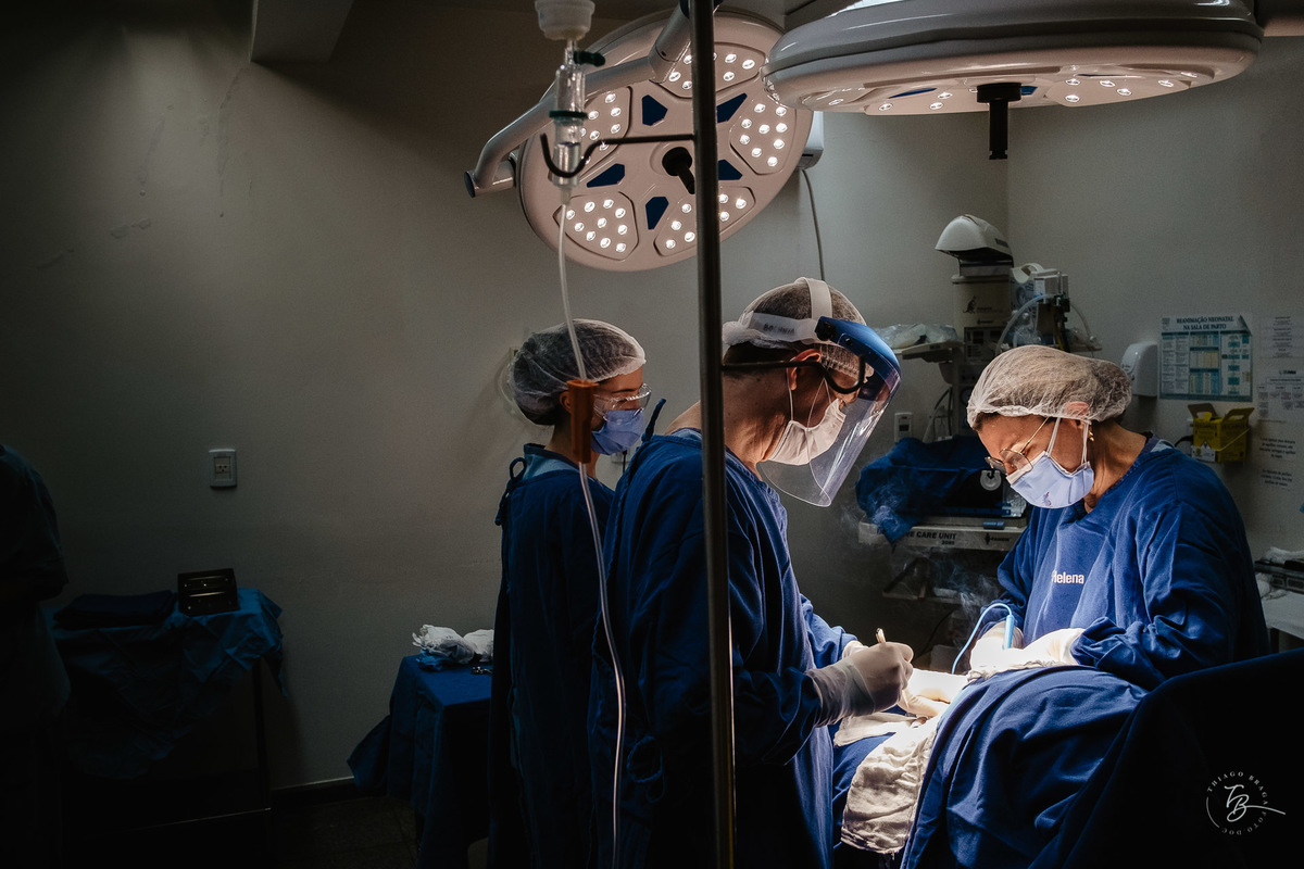Fotografia de nascimento da Ísis, na Maternidade Santa Helena, com parto Cesárea, em Florianópolis - Sc, por Thiago Braga.