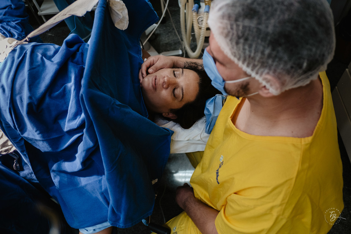 Fotografia de nascimento da Ísis, na Maternidade Santa Helena, com parto Cesárea, em Florianópolis - Sc, por Thiago Braga.