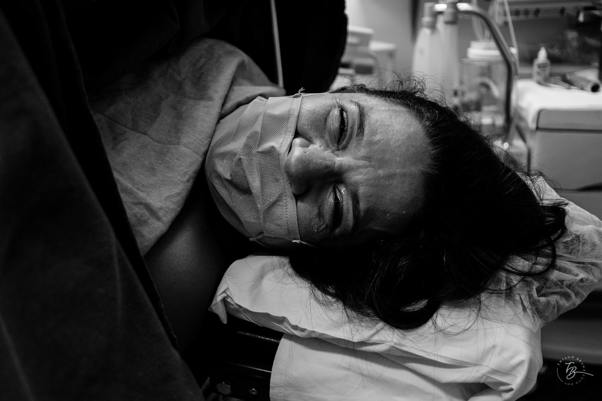 Fotografia de nascimento da Ísis, na Maternidade Santa Helena, com parto Cesárea, em Florianópolis - Sc, por Thiago Braga.