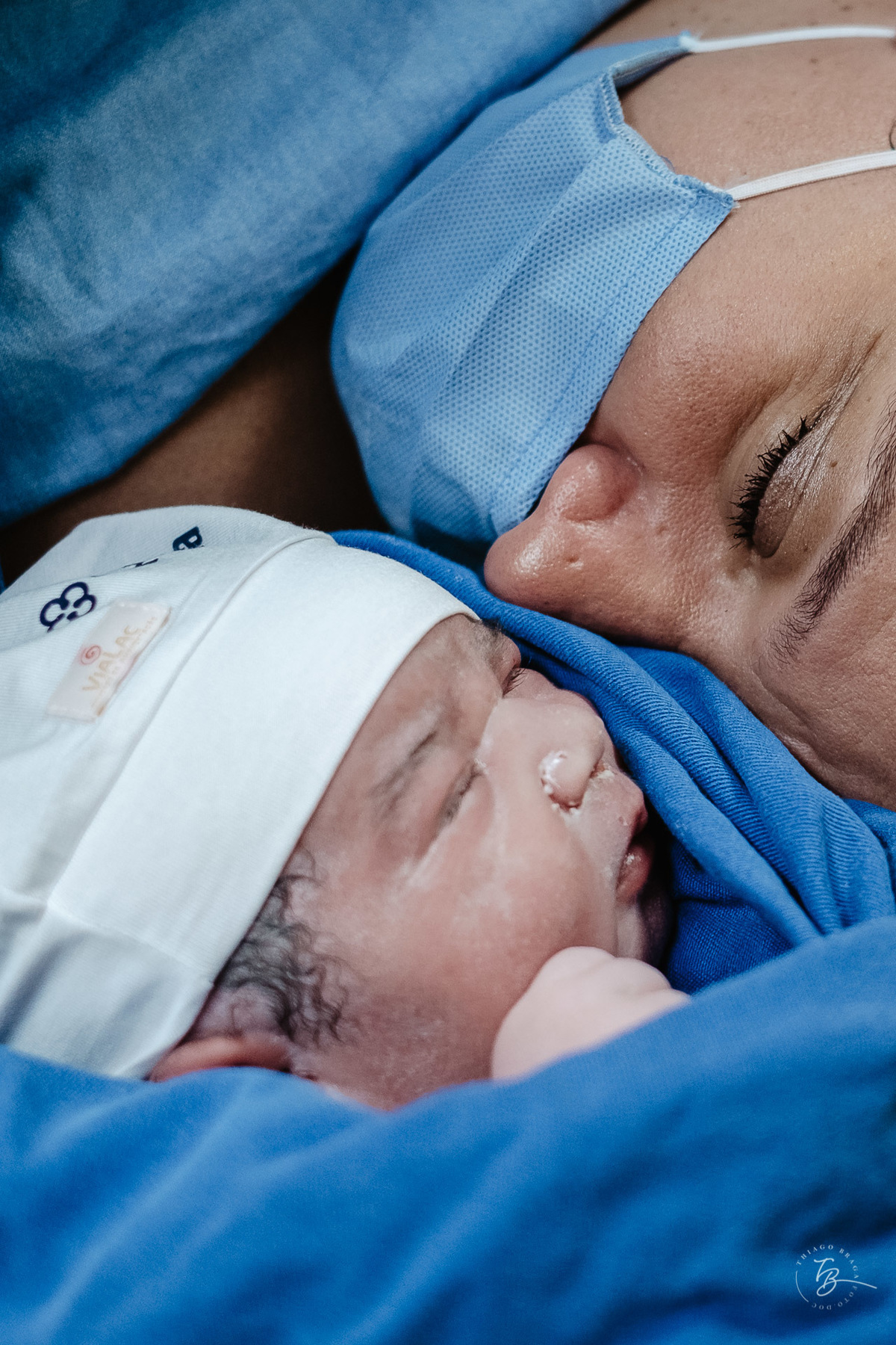 Fotografia de nascimento da Ísis, na Maternidade Santa Helena, com parto Cesárea, em Florianópolis - Sc, por Thiago Braga.