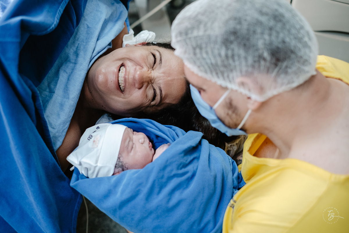 Fotografia de nascimento da Ísis, na Maternidade Santa Helena, com parto Cesárea, em Florianópolis - Sc, por Thiago Braga.