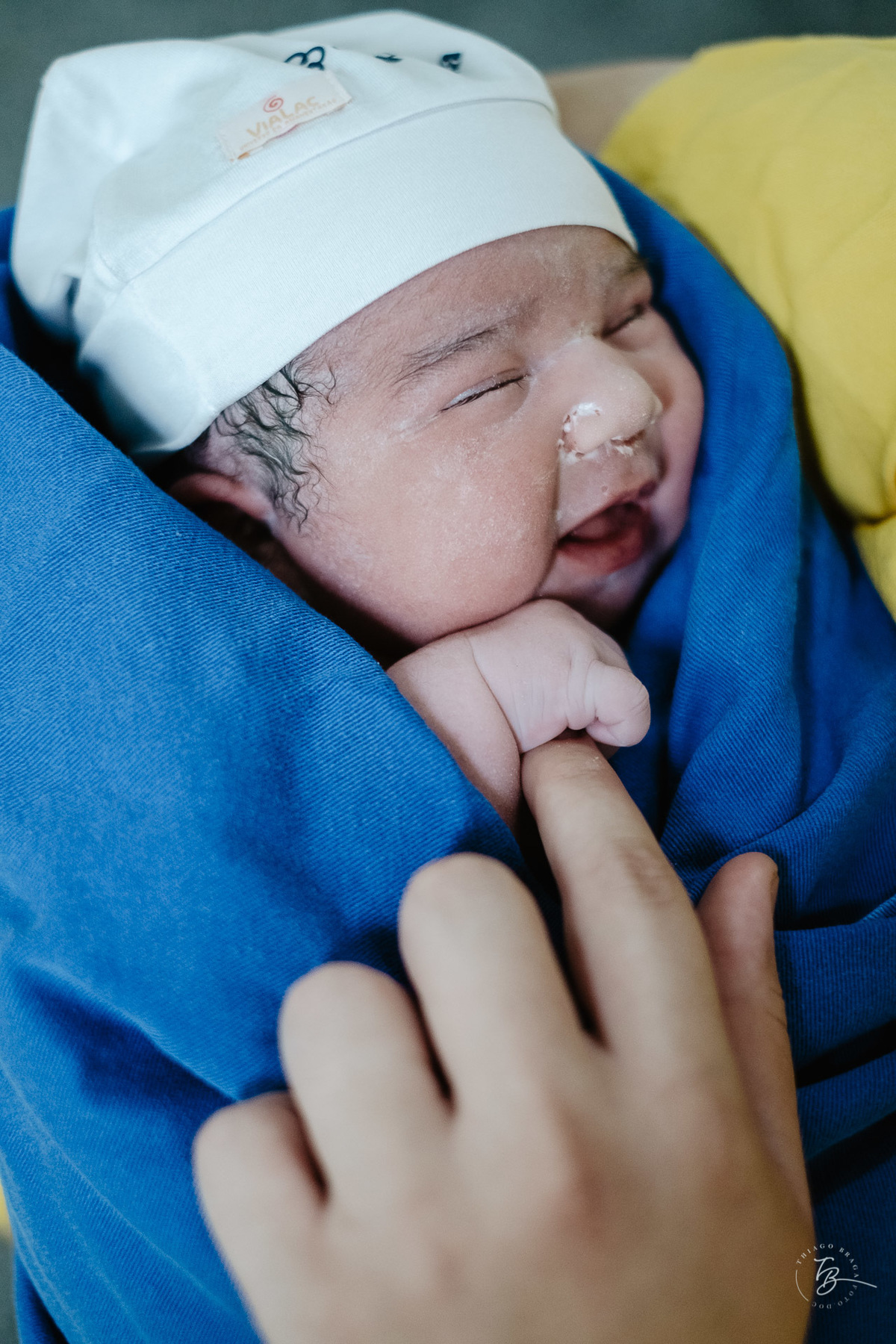Fotografia de nascimento da Ísis, na Maternidade Santa Helena, com parto Cesárea, em Florianópolis - Sc, por Thiago Braga.