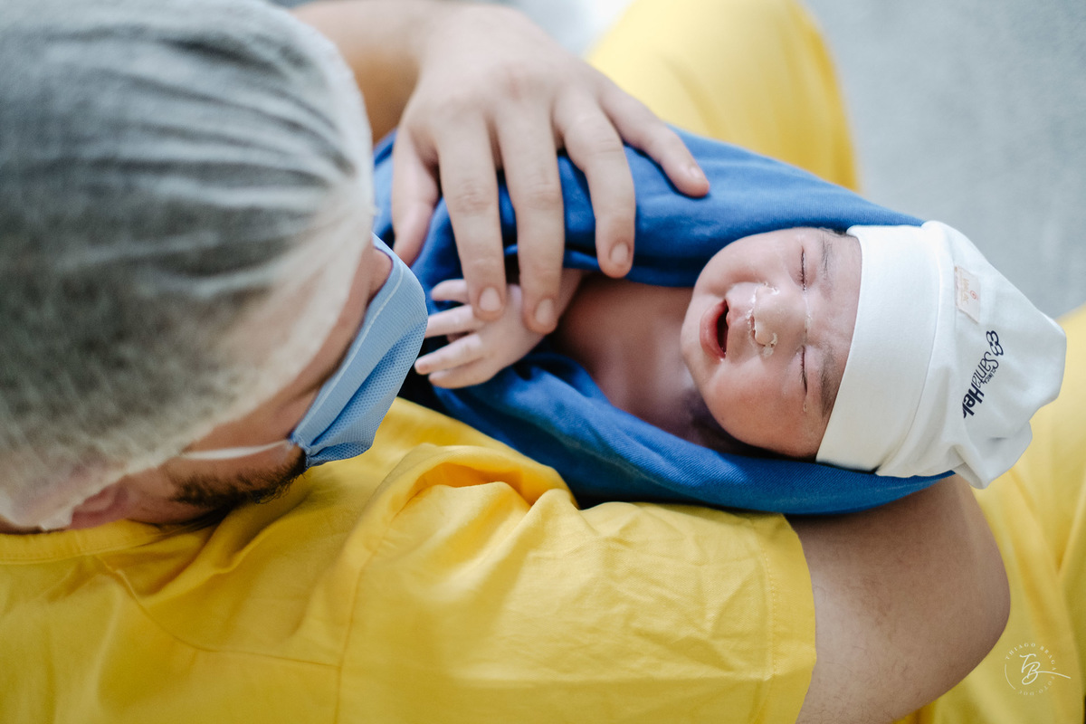 Fotografia de nascimento da Ísis, na Maternidade Santa Helena, com parto Cesárea, em Florianópolis - Sc, por Thiago Braga.