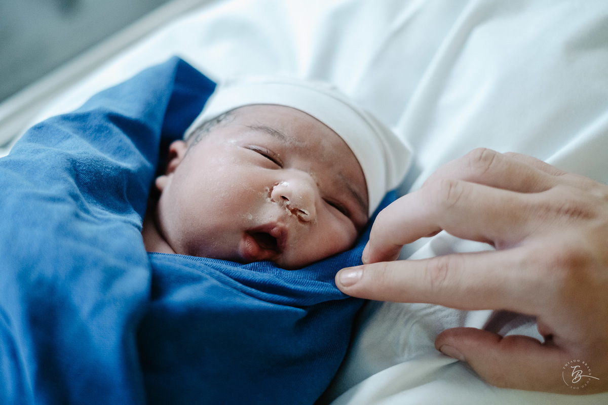 Fotografia de nascimento da Ísis, na Maternidade Santa Helena, com parto Cesárea, em Florianópolis - Sc, por Thiago Braga.