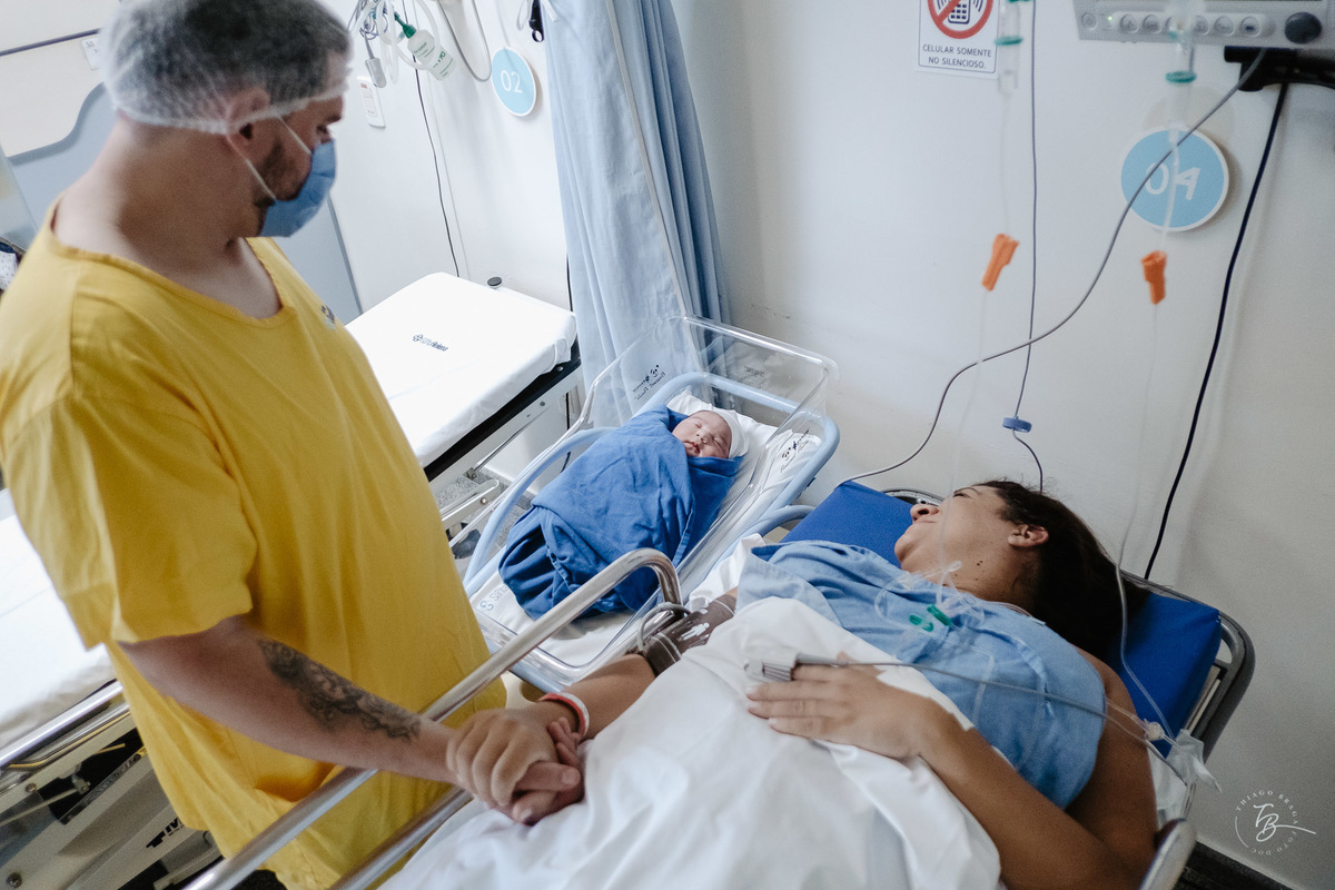 Fotografia de nascimento da Ísis, na Maternidade Santa Helena, com parto Cesárea, em Florianópolis - Sc, por Thiago Braga.