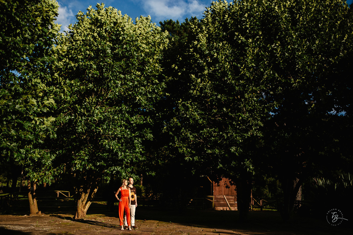 O ensaio pré-casamento da Bettina e do Anderson, em Lages-SC, no Hotel Pedras Brancas. Por Thiago Braga. 