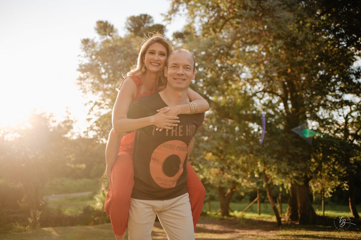 O ensaio pré-casamento da Bettina e do Anderson, em Lages-SC, no Hotel Pedras Brancas. Por Thiago Braga. 