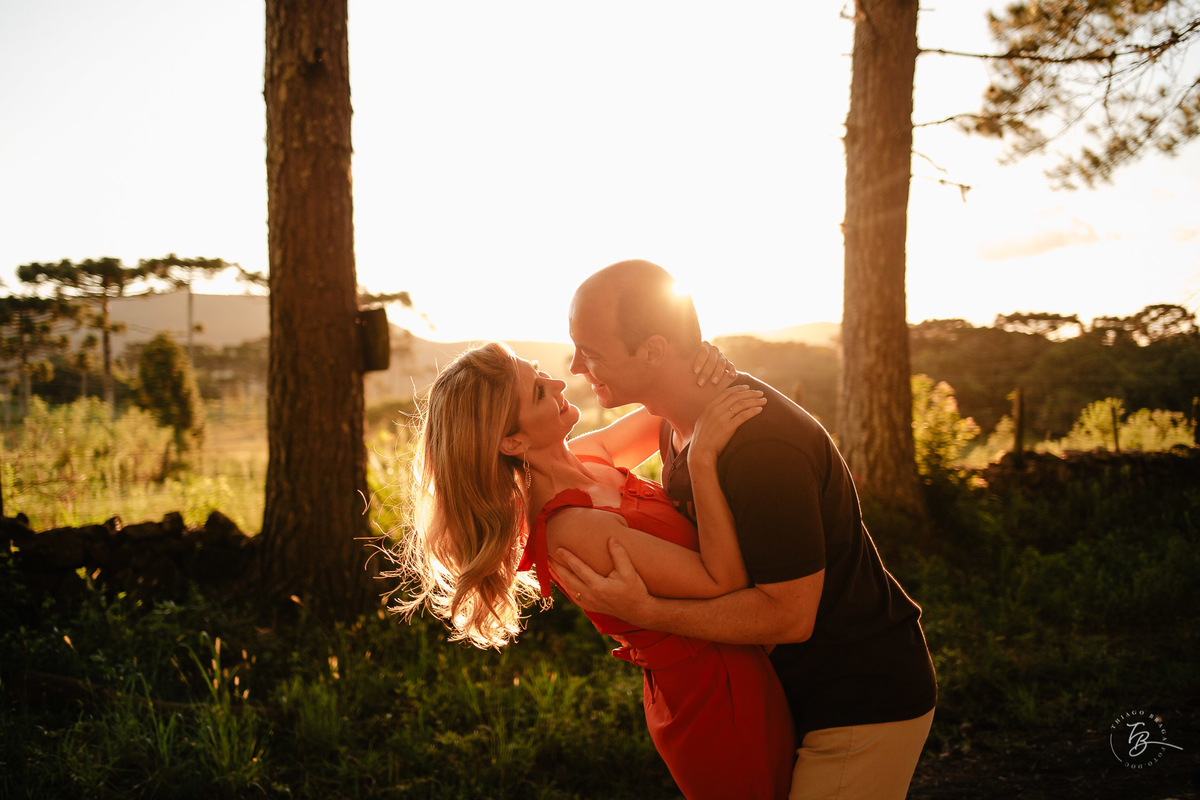 O ensaio pré-casamento da Bettina e do Anderson, em Lages-SC, no Hotel Pedras Brancas. Por Thiago Braga. 