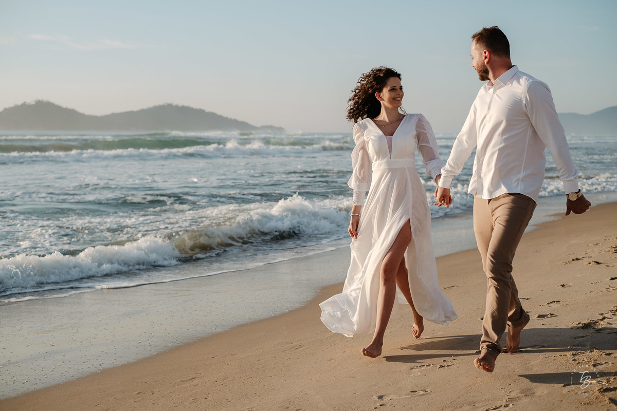 sessão pré casamento ao amanhecer, na praia do Campeche, em Florianópolis 