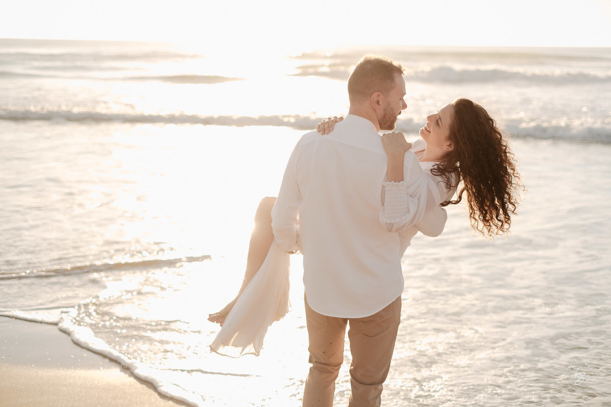 sessão pré casamento ao amanhecer, na praia do Campeche, em Florianópolis 