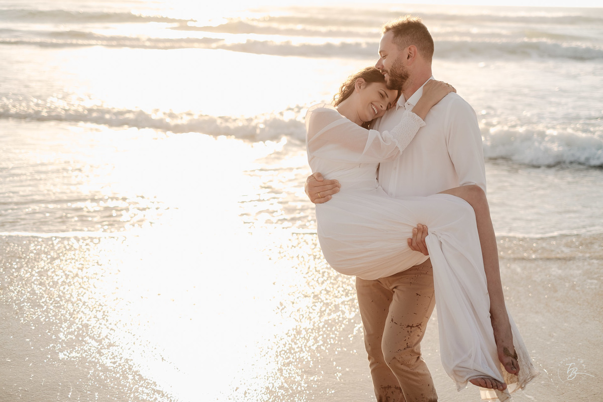 sessão pré casamento ao amanhecer, na praia do Campeche, em Florianópolis - SC por Thiago Braga Fotografia.