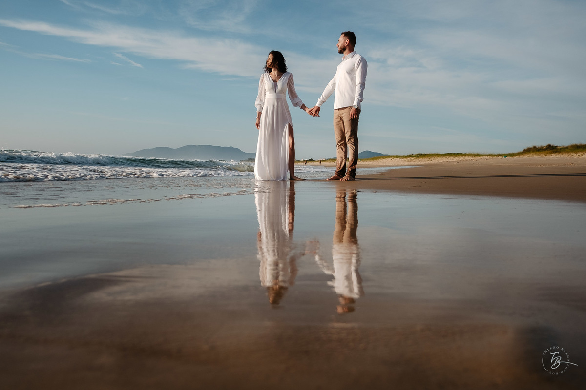 sessão pré casamento ao amanhecer, na praia do Campeche, em Florianópolis - SC por Thiago Braga Fotografia.