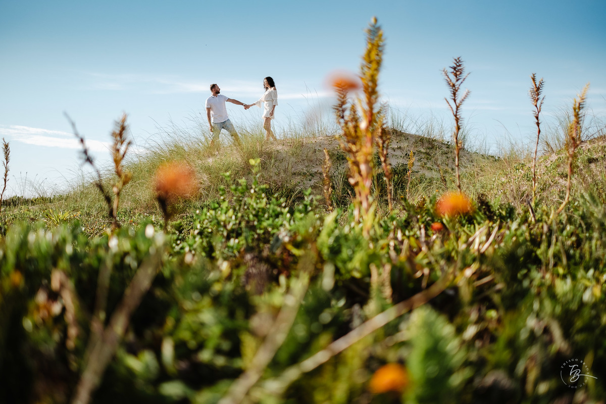 sessão pré casamento ao amanhecer, na praia do Campeche, em Florianópolis - SC por Thiago Braga Fotografia.
