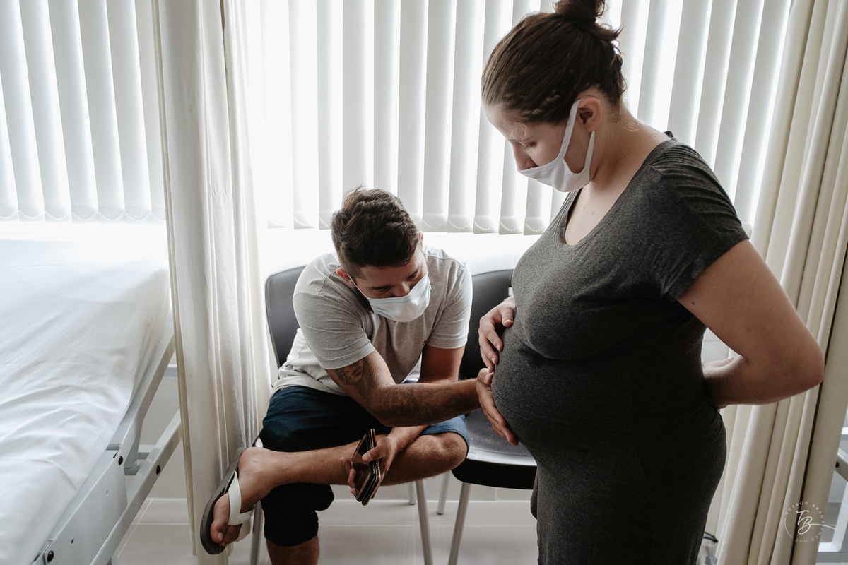 fotografia do dia do nascimento da Luara, na maternidade Ilha em Florianópolis, por Thiago Braga