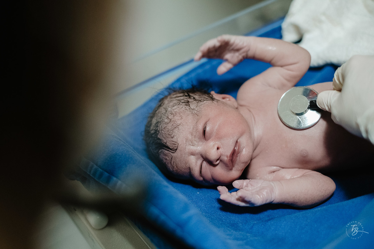 fotografia do dia do nascimento da Luara, na maternidade Ilha em Florianópolis, por Thiago Braga
