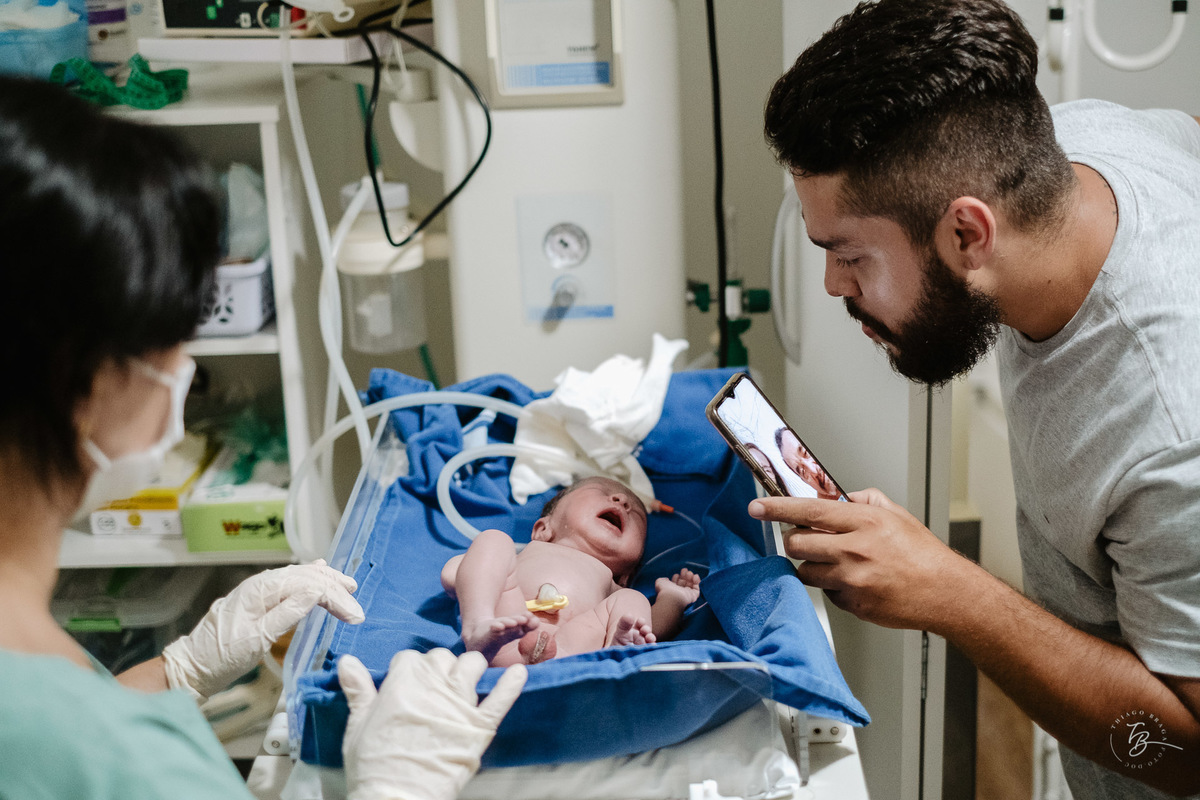 fotografia do dia do nascimento da Luara, na maternidade Ilha em Florianópolis, por Thiago Braga