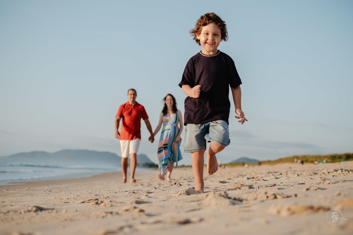 ensaio gestante no amanhecer na praia do campeche em Florianópolis por Thiago Braga fotografia
