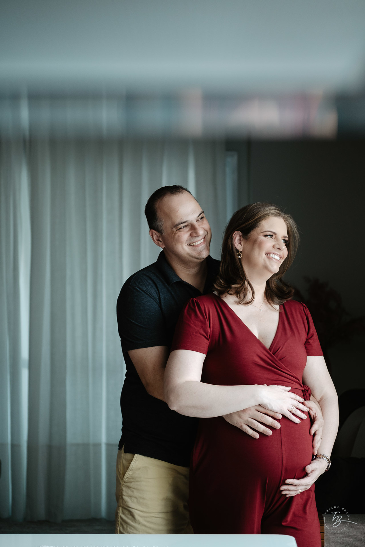 Casal retratado. Ensaio gestante em casa, na cidade de Itajai, por Thiago Braga fotografia