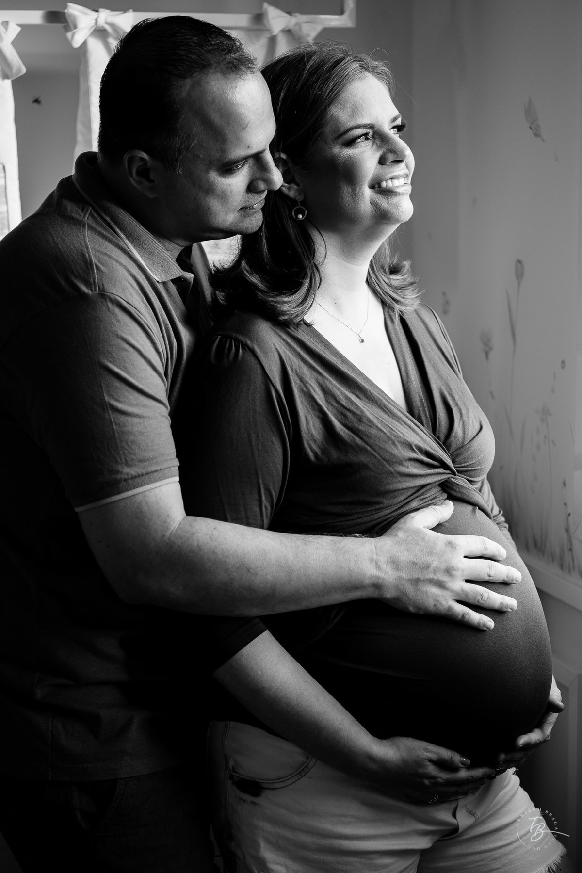 Luz na barriga da gestante. Ensaio gestante em casa, na cidade de Itajai, por Thiago Braga fotografia
