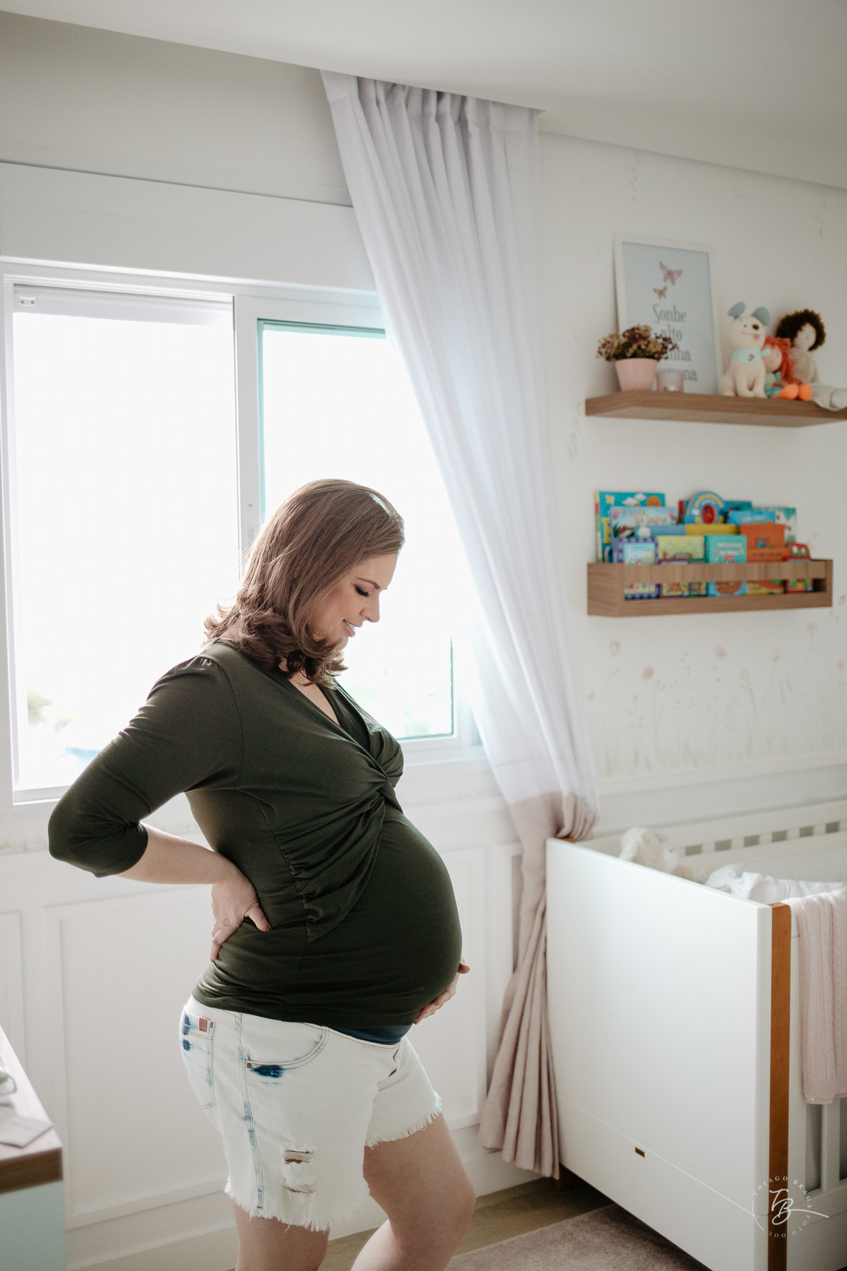 Alegria. Ensaio gestante em casa, na cidade de Itajai, por Thiago Braga fotografia