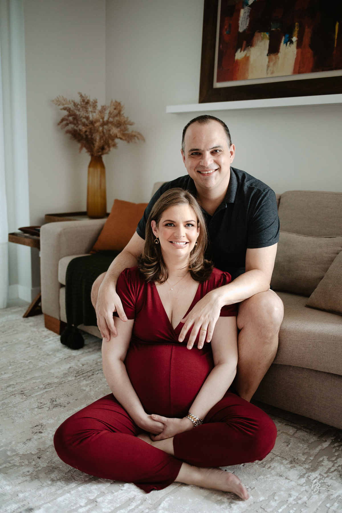 Retrato de casal. Ensaio gestante em casa, na cidade de Itajai, por Thiago Braga fotografia