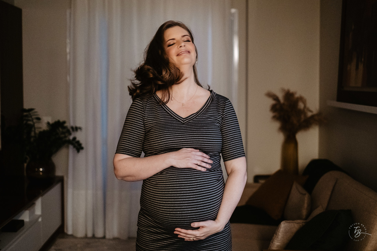 ultima foto do ensaio. Ensaio gestante em casa, na cidade de Itajai, por Thiago Braga fotografia