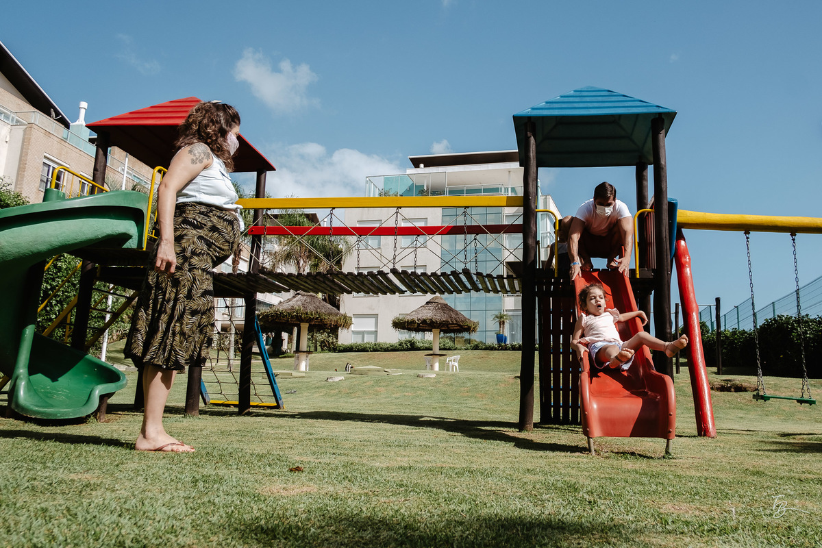 Fotografia documental de família. Um dia de férias da família Chaves Souza, na praia do Santinho em Florianópolis- SC por Thiago Braga fotografia. 