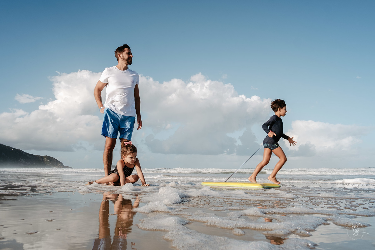 Fotografia documental de família. Um dia de férias da família Chaves Souza, na praia do Santinho em Florianópolis- SC por Thiago Braga fotografia. 