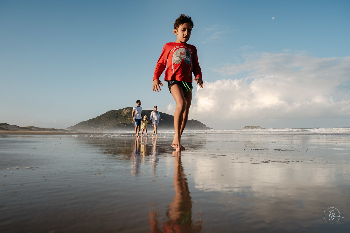 Fotografia documental de família. Um dia de férias da família Chaves Souza, na praia do Santinho em Florianópolis- SC por Thiago Braga fotografia. 