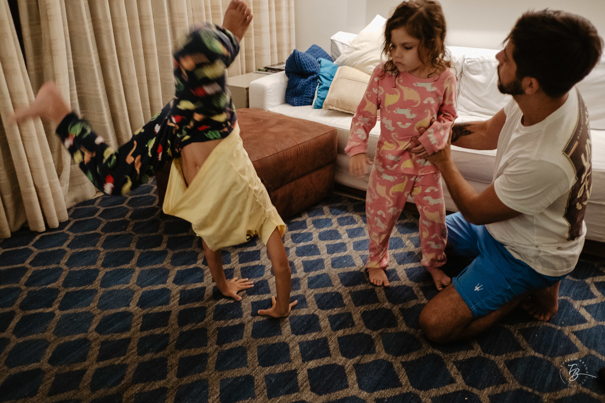 Fotografia documental de família. Um dia de férias da família Chaves Souza, na praia do Santinho em Florianópolis- SC por Thiago Braga fotografia. 