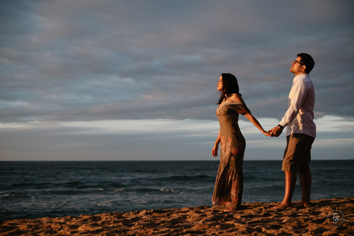 ensaio de casal ao amanhecer na praia mole em Florianópolis. Fotos por Thiago Braga 