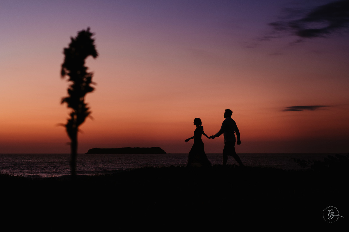 ensaio de casal ao amanhecer na praia mole em Florianópolis. Fotos por Thiago Braga 