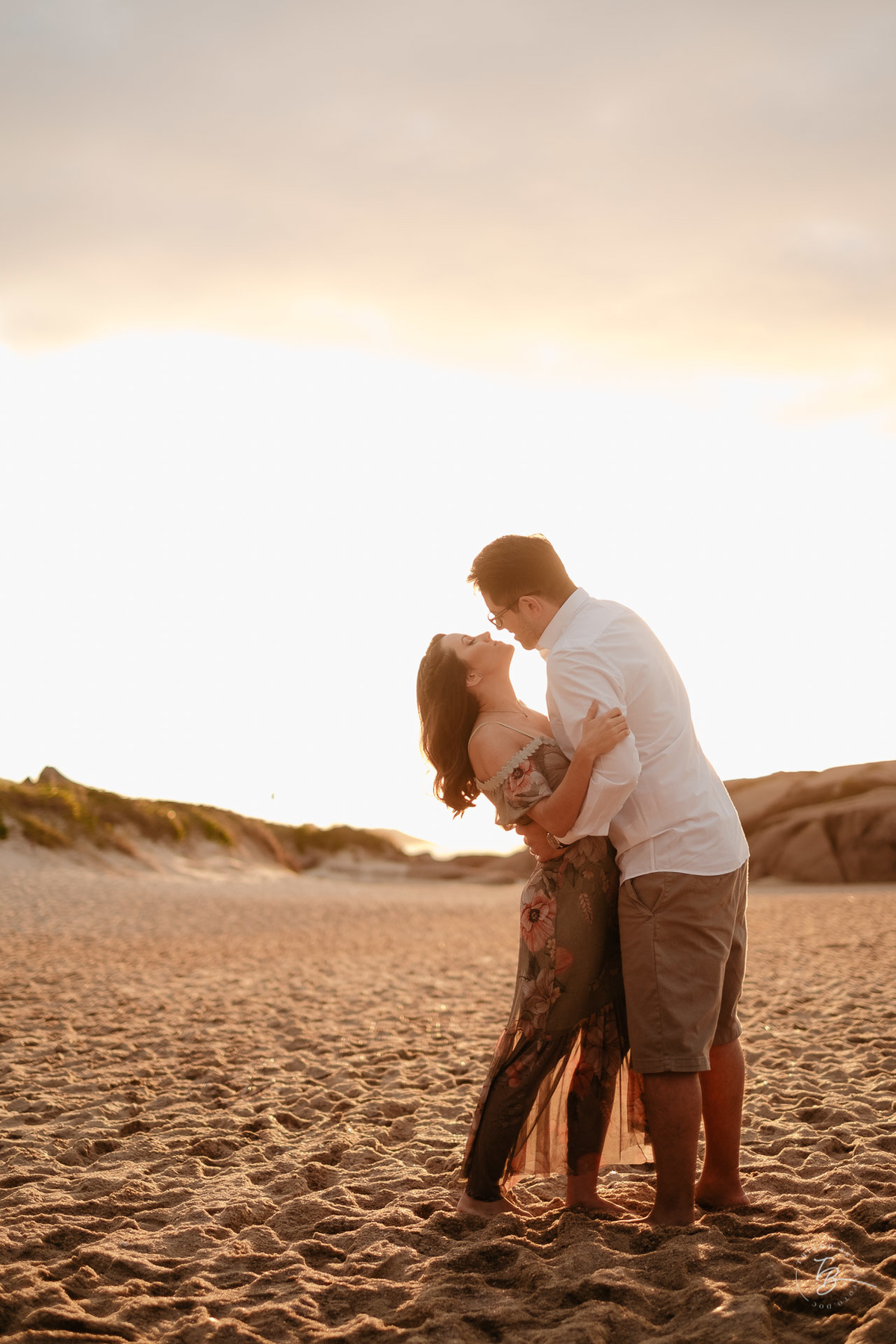 ensaio de casal ao amanhecer na praia mole em Florianópolis. Fotos por Thiago Braga 