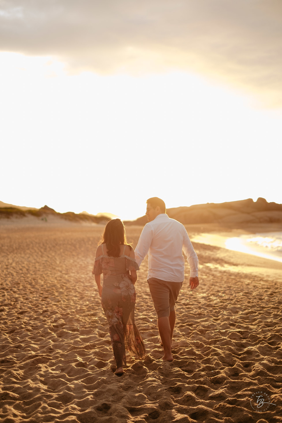 ensaio de casal ao amanhecer na praia mole em Florianópolis. Fotos por Thiago Braga 