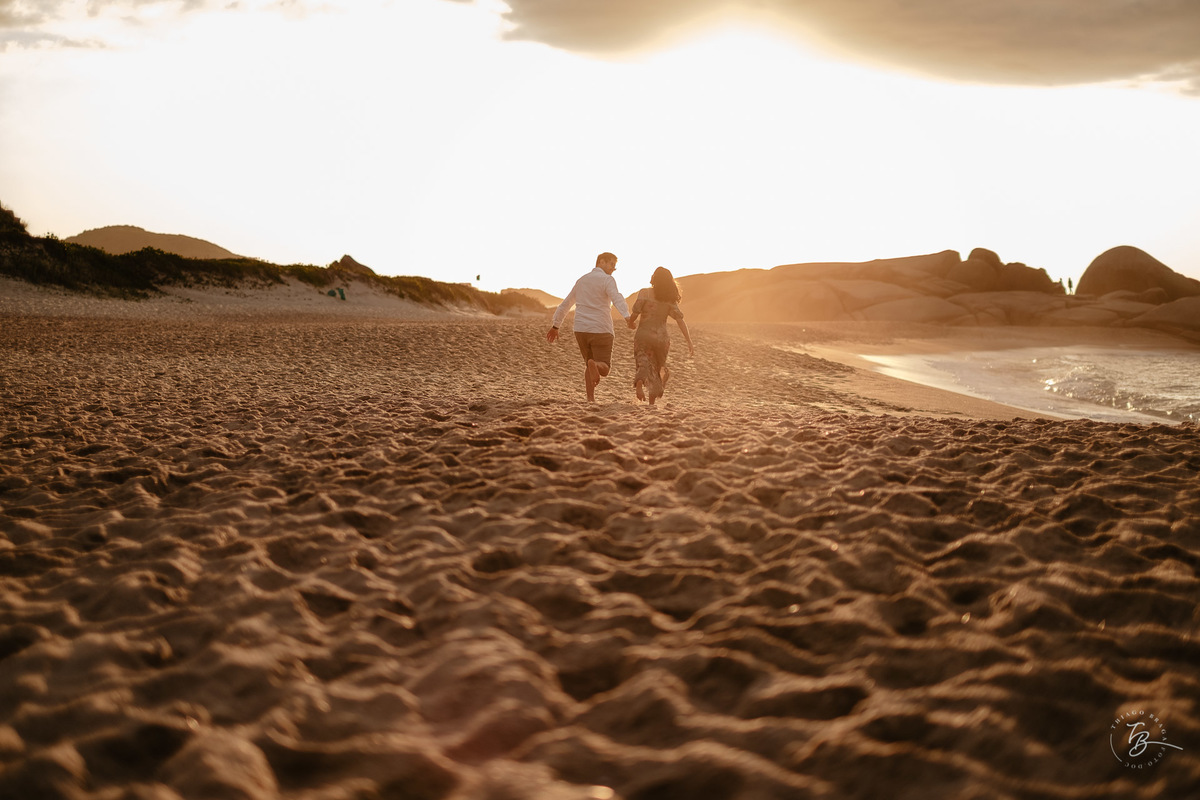ensaio de casal ao amanhecer na praia mole em Florianópolis. Fotos por Thiago Braga 