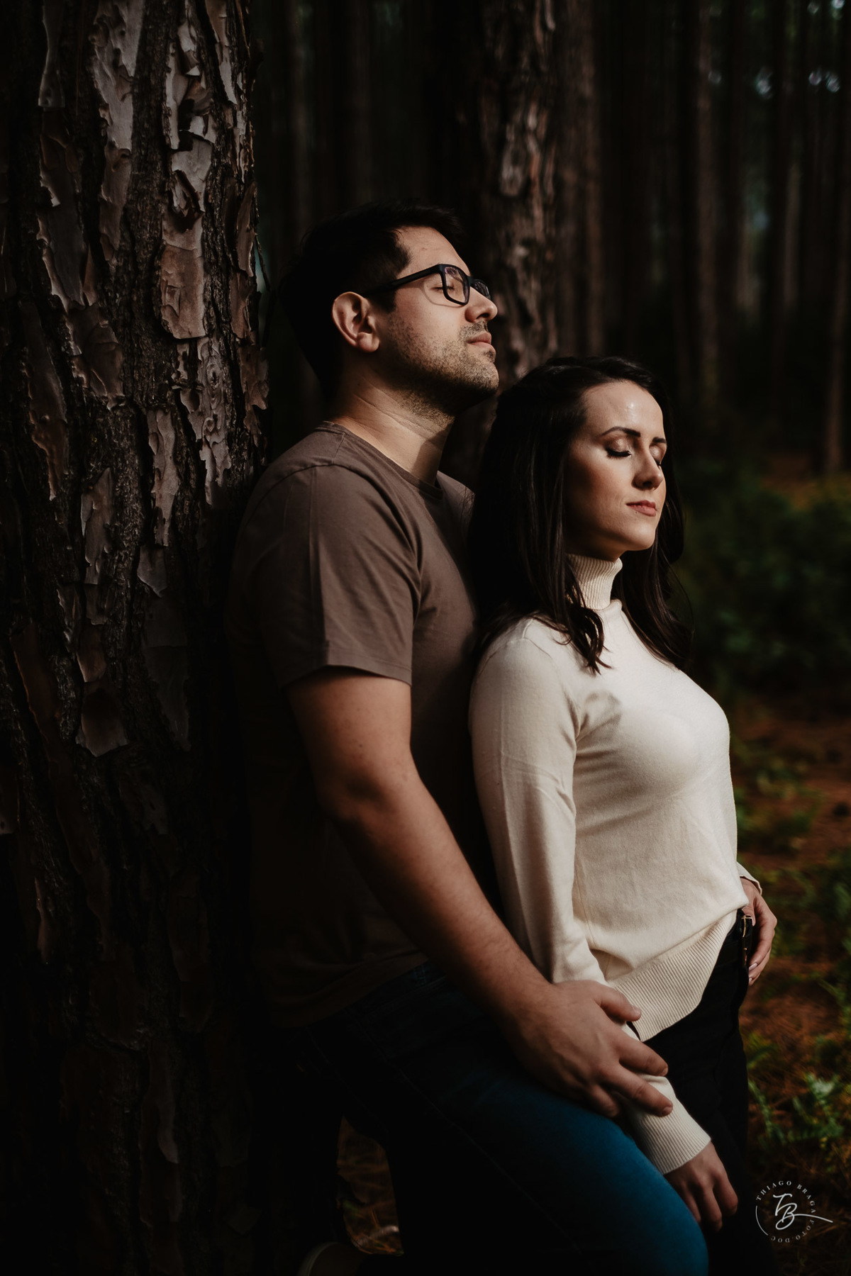 ensaio de casal ao amanhecer na praia mole em Florianópolis. Fotos por Thiago Braga 