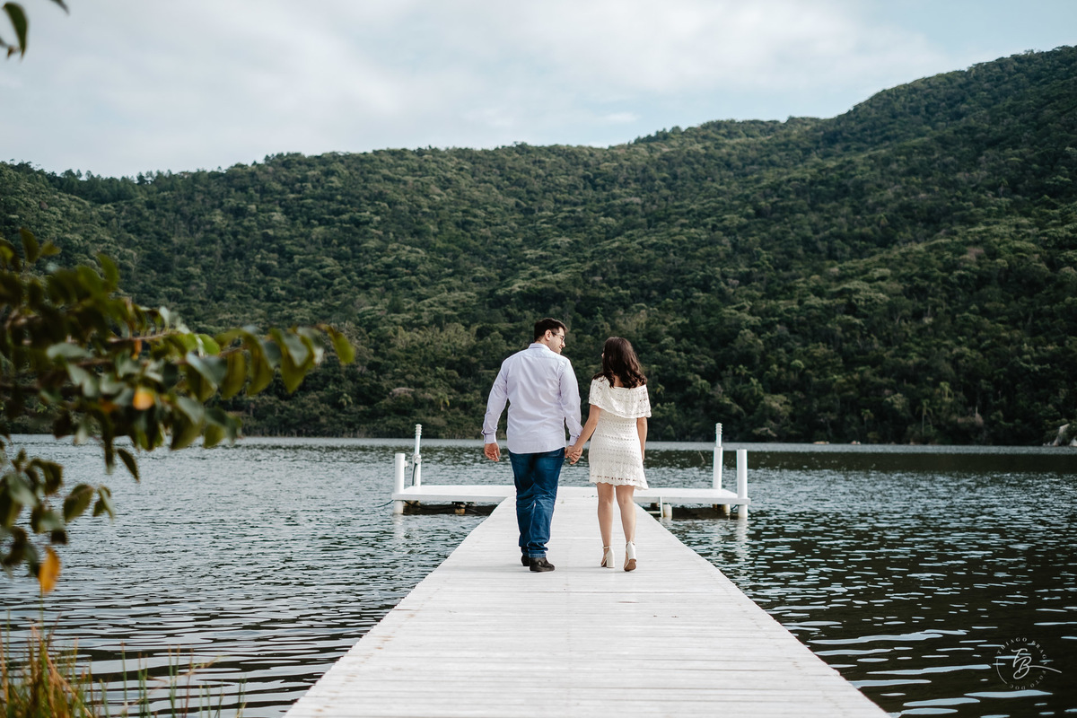 ensaio de casal ao amanhecer na praia mole em Florianópolis. Fotos por Thiago Braga 