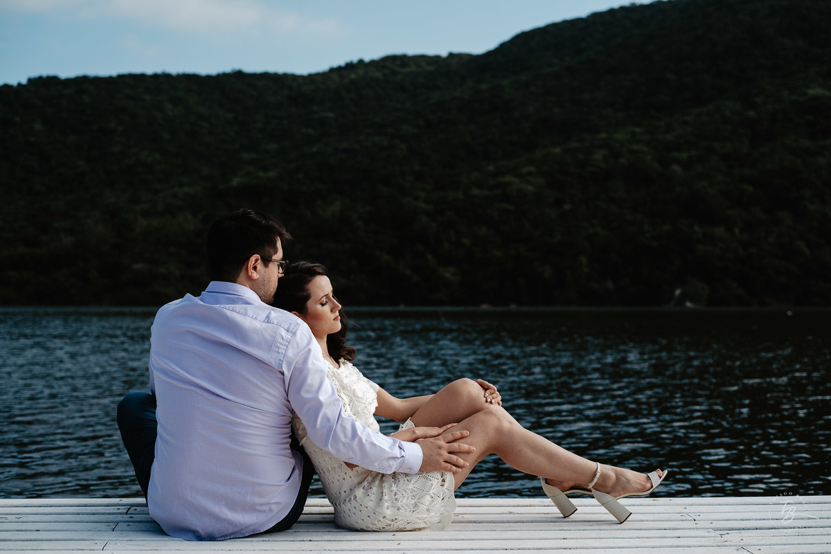ensaio de casal ao amanhecer na praia mole em Florianópolis. Fotos por Thiago Braga 