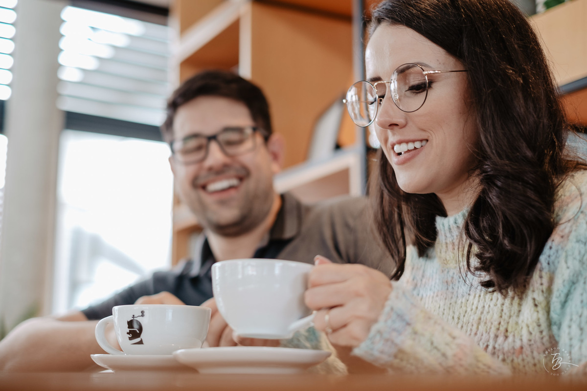ensaio de casal ao amanhecer na praia mole em Florianópolis. Fotos por Thiago Braga 